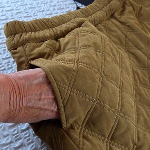 Gianni Bini Quilted Brown  Shorts. ELastic Waist Large.